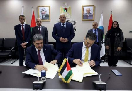 "الداخلية" و"مجموعة الإتصالات الفلسطينية" توقعان إتفاقية الربط البيني الآلي